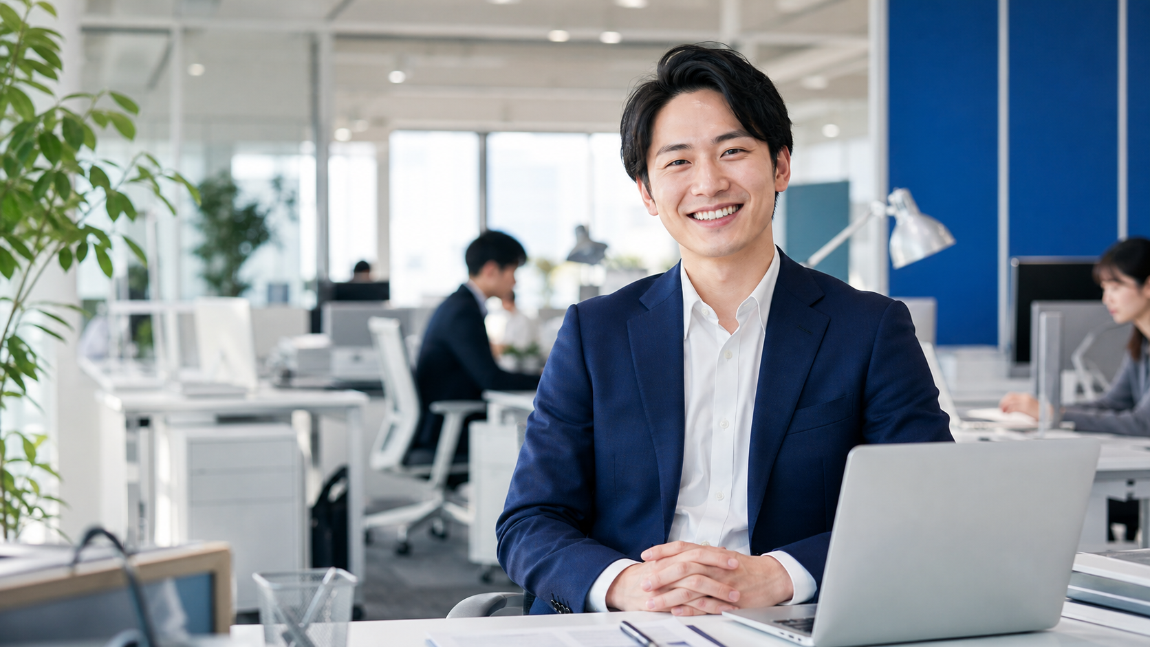 オフィスで笑顔のビジネスパーソン