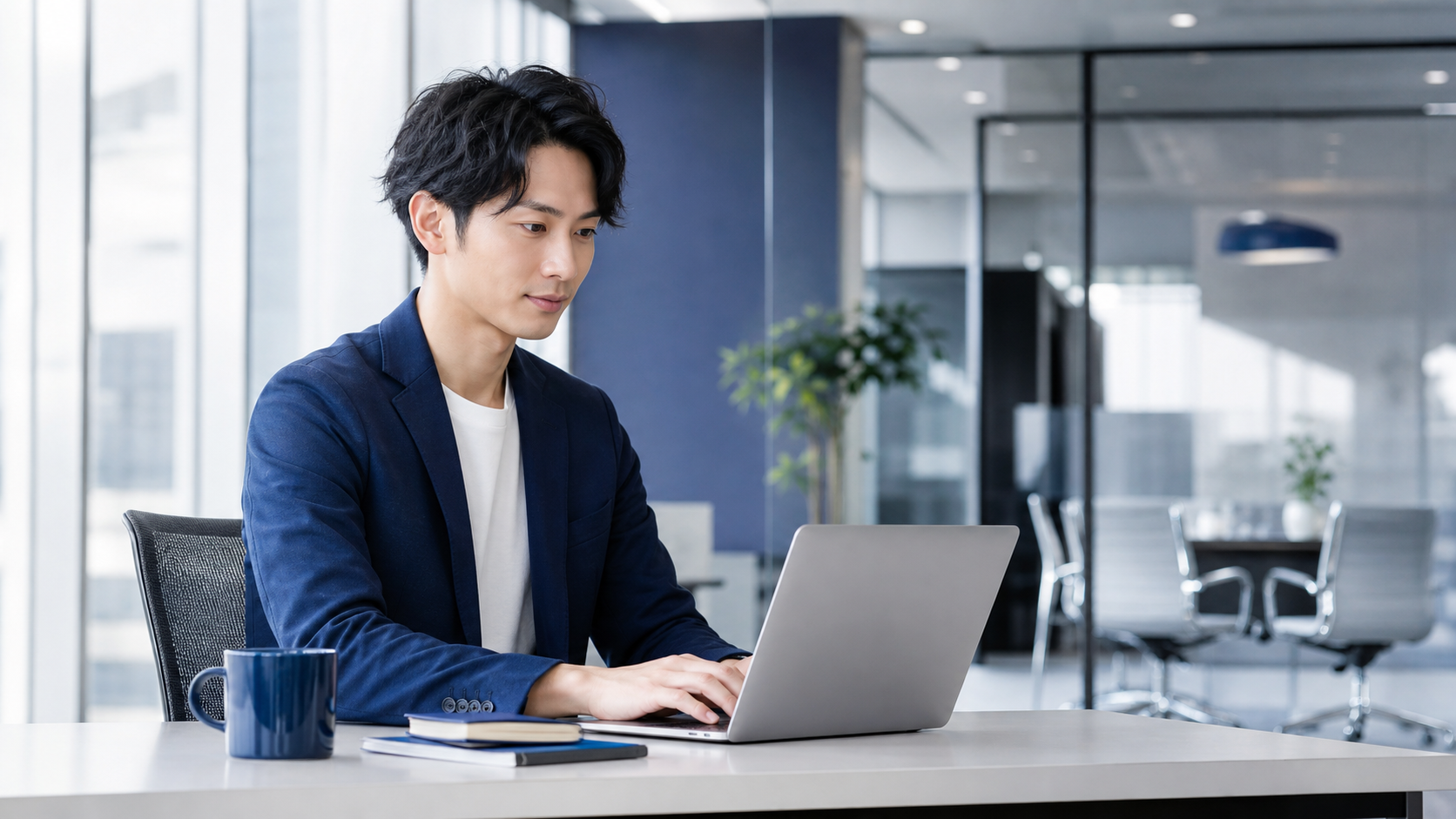 PCで仕事をしているビジネスパーソン